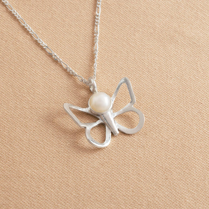 COLLAR MARIPOSA SILUETA CON PERLA