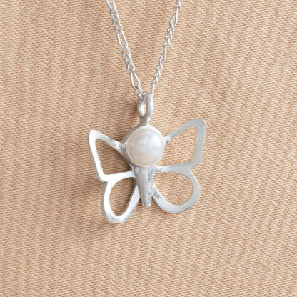 COLLAR MARIPOSA SILUETA CON PERLA