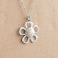 COLLAR FLOR FRESA SILVESTRE