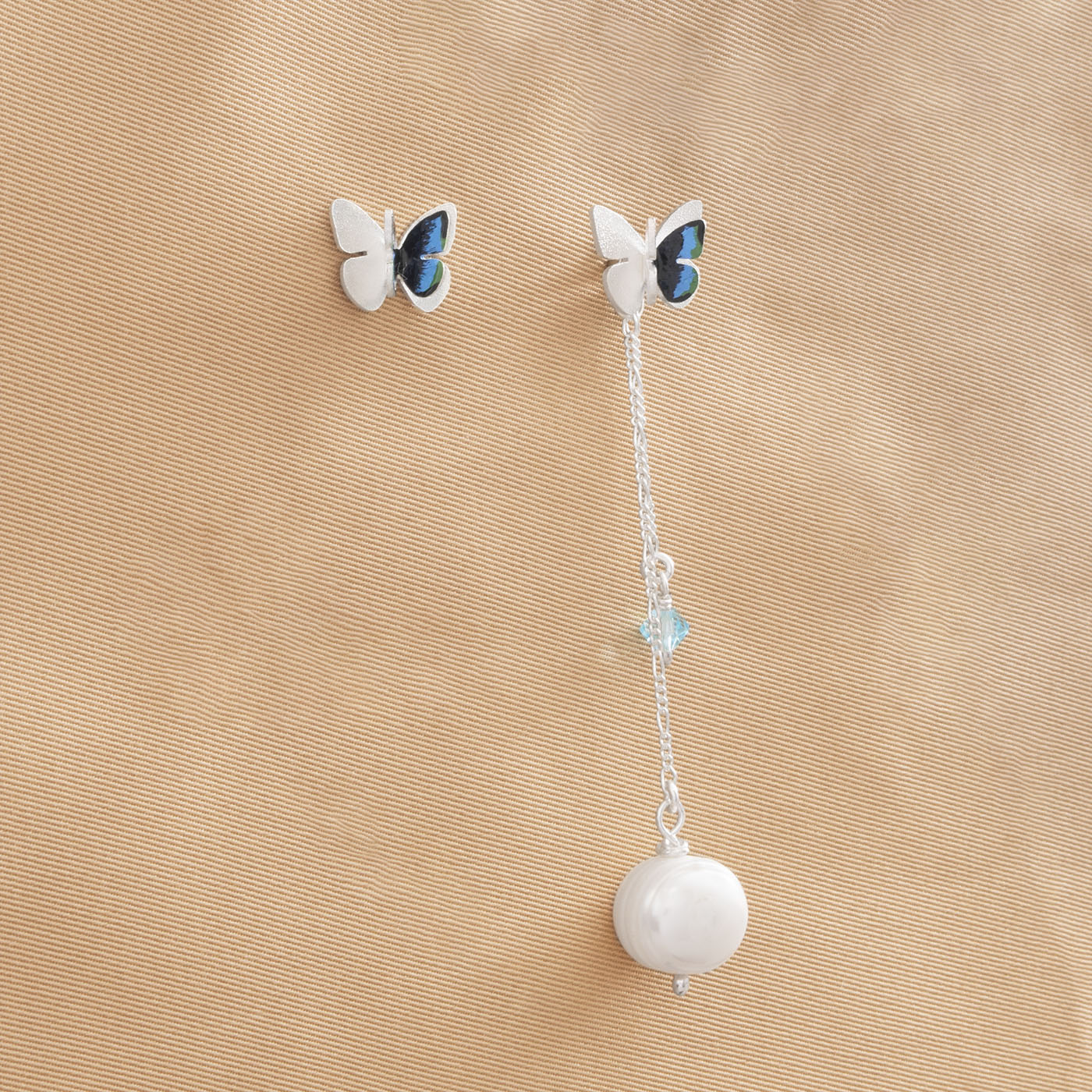 ARETES 2 EN 1 MARIPOSA CON PERLA NATURAL